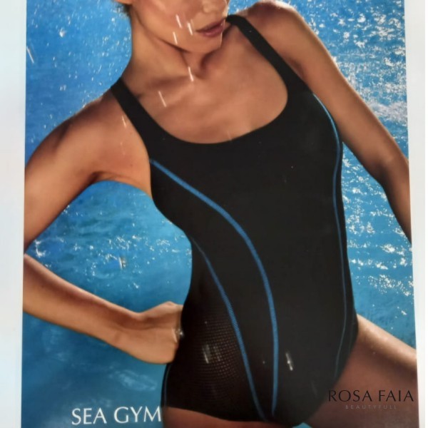 imagen de bañador deportivo cruzado atras copa E color negro con remates en azul y laterales en tejido red transpirable