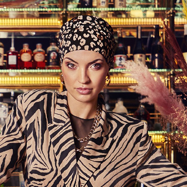 turbante estampado negro leon modelo RUBY SKYE- BOHO HAT