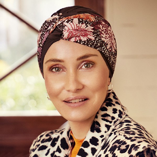turbante SHAKTI de bambú color chocolate con flores rosas
